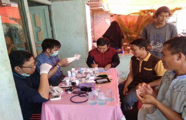 Tim Prodi TLM Pengabdian Pemeriksaan Kesehatan Gratis di Dusun Kungkang Sekadau
